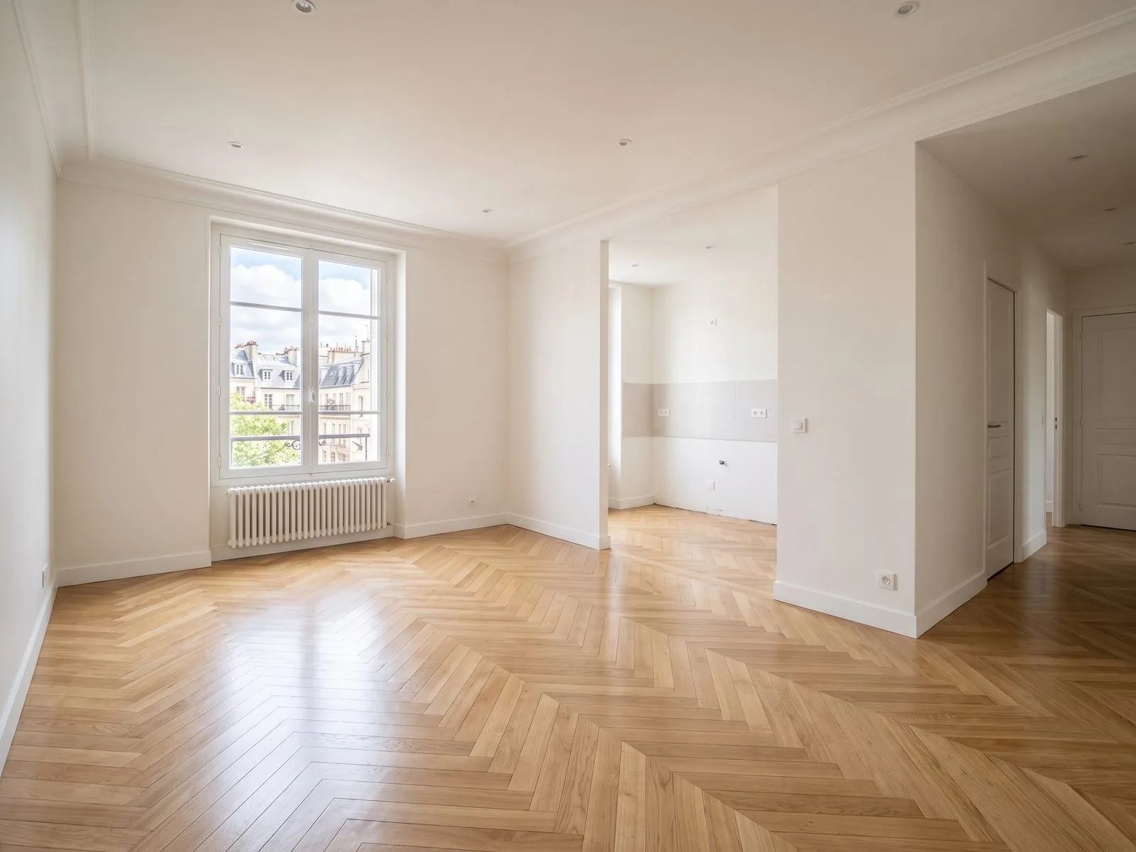 Appartement vidé après débarras, sol propre et pièce dégagée
